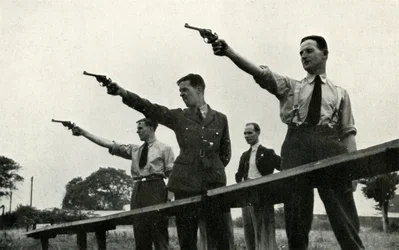 Praktyka rewolwerowa w Szkole Lotnictwa Podstawowego, 1941 r.