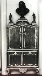 Gabinet z popiersiem Ludwika Orleańskiego (1703-52) (drewno)