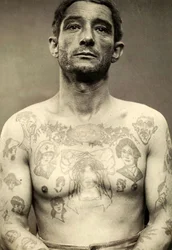 Portret wytatuowanego mężczyzny