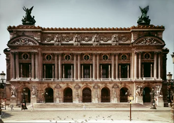 Widok fasady teatru operowego zrealizowanego przez Charlesa Garniera (1825-1898) w 1875 roku w Paryżu
