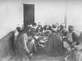 Posiłek z Druzami, ok. 1913 r.