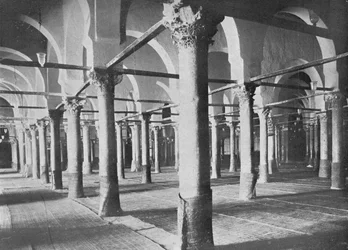 Kairouan. Wnętrze Wielkiego Meczetu, ok. 1913