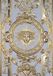 Fragment boazerii przedstawiający godło Ludwika XIV 1638-1715 z Salonu Wenus, 1668 złocone drewno patrz także 192316