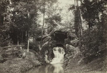 Widok na Małą Grotę w kierunku Stawu Jelenia, Bois de Boulogne