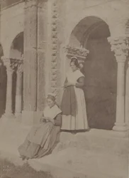 Arlezjanki w krużganku Saint-Trophime „Arles“