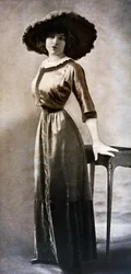 Portret Emilie Bouchaud w pasie Osy Polarnej, około 1909 (zdjęcie czarno-białe)