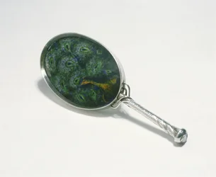 Lusterko ręczne zaprojektowane przez Ashbee z motywem pawia emaliowanym przez Williama Marka, wykonane przez Guild of Handicraft, 1903