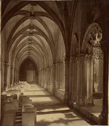 Sklepiony korytarz, Batalha