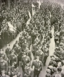 Chiński korpus medyczny opuszcza Szanghaj do Korei w 1951 r. (zdjęcie czarno-białe)