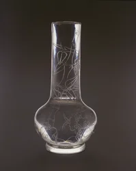 Butelka grawerowana z bambusem, roślinami lingzhi i skałami, znak i okres Qianlong, 1736-95 (szkło)