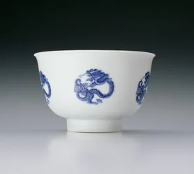 Miska ozdobiona smoczymi kółkami, znakiem Kangxi i okresem 1662-1722 (porcelana z niebieską podszkliwną glazurą) (patrz także 142285)