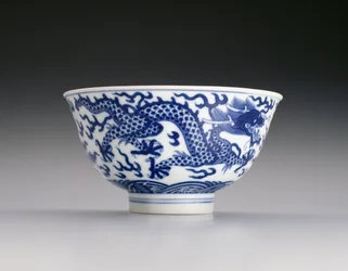 Miska ze smokami i falami, znak Xianfeng i okres 1851-61 (porcelana z niebieską glazurą) (patrz także 142299)