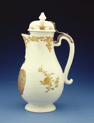 Dzbanek do kawy w formie miśnieńskiej zdobiony głównie złoceniami z herbami Gustava Gabriela Loodha, okres Qianlong (1736-95) (porcelana) (widok z boku z 210133)
