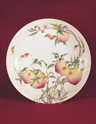 Famille talerz różany zdobiony wzorem moreli, dynastia Qing (porcelana)