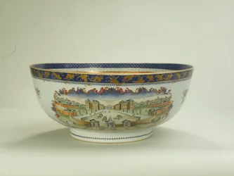 Famille miska na poncz różany z owalnym panelem foliowym przedstawia szpital Foundling w latach 50. XVIII wieku, okres Qianlong (1736-95) ok. 1790 (ceramika) (patrz także 294699)