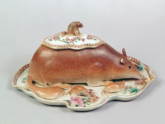 Famille waza z sosem różanym i pokrywka wzorowana na wiewiórce, okres Chien Lung (1736-95) (ceramika)