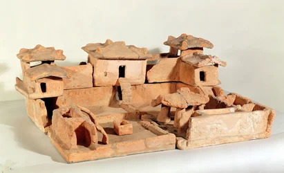 Model zagrody grobowej, z Thanh Hoa, Wietnam (terakota)
