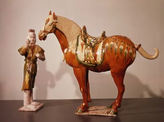 Koń i oczyszczenie, dynastia Tang (618-907) (kolorowe, glazurowane, terakota)
