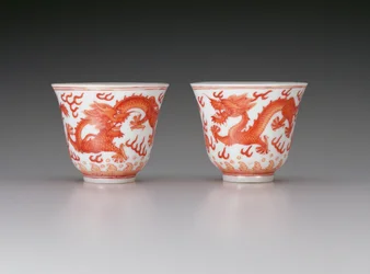 Para kubków na wino, przedstawiająca smoki o pięciu pazurach w pogoni za płonącymi perłami, znak Guangxu i okres 1875-1908, chiński (porcelana z żelazno-czerwoną dekoracją)