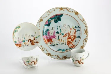 Talerz, miseczka do herbaty, filiżanka do kawy i spodek ozdobione przedstawieniami Sądu Paryskiego (porcelana)