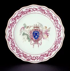 Talerz obiadowy Rose Famille z herbem Francji, okres Qianlong (1736-95) c.1765 (porcelana)