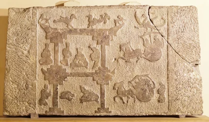 Płyta ozdobiona karetami i mitycznymi ptakami, Dynastia Han (206 pne-AD 220) (piaskowiec)