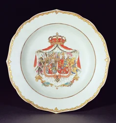 Talerz do zupy zdobiony złoconymi i emaliowanymi herbami Christiana Auguste, księcia Anhalt-Zerbst (1690-1747) i Johanny Elżbiety Holstein-Gottorp (1712-60), rodziców Katarzyny Wielkiej