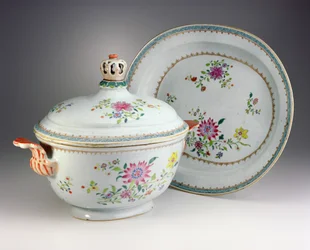 Waza, pokrywa i stojak, okres Qianlong, 1736-95 (rodzinna porcelana różana)