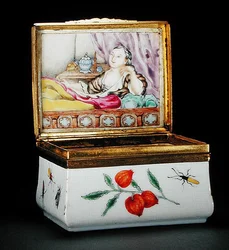 Tabakierka herbowa (porcelana) (patrz także 231338 i 231347)