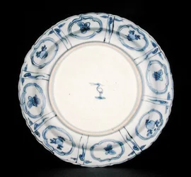 Spód niebiesko-białej płyty kraak, znak Czapla, Wanli, 1595-1605 (porcelana) (patrz 205990)