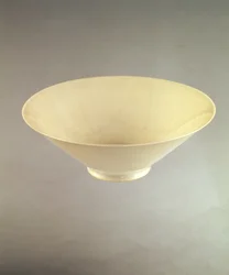 Kielich do wina Yung lo z pieców Ching-te-Chen, ok. 1403-25 (porcelana)