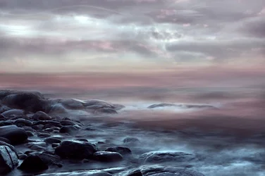 Nastrojowy zachód słońca nad oceanem