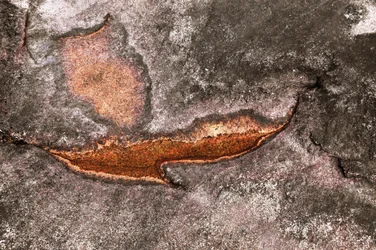 Zniszczona powierzchnia minerału