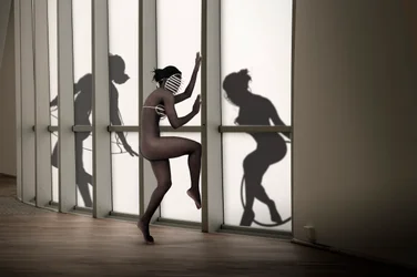 Cienie zamaskowanych tancerzy