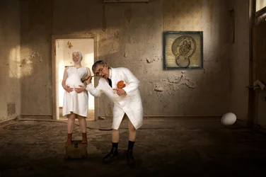 Surrealistyczne badanie mężczyzny w ciąży