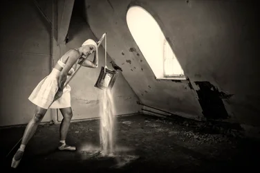 Surrealistyczna balerina na strychu