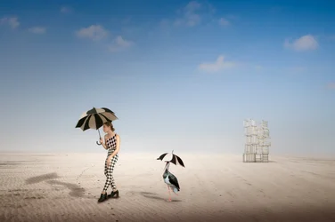 Surrealistyczna wędrówka po pustyni