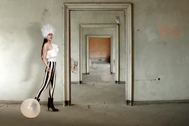 Surrealistyczna moda w progu