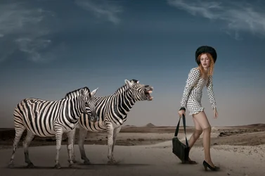Surrealistyczna scena modowa na pustyni