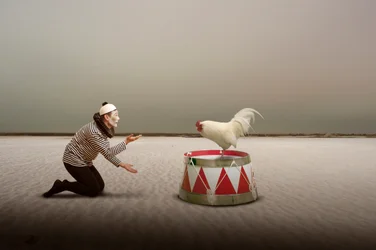 Surrealistyczny pantomima i kogut