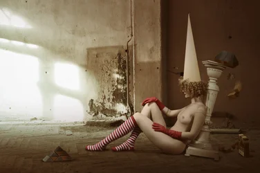 Surrealistyczny kapelusz w kształcie stożka z motywem nagiej postaci