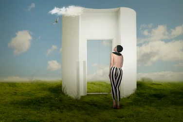 Kobieta przy surrealistycznym portalu