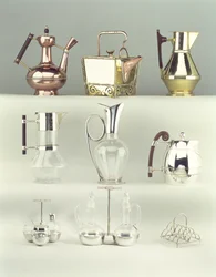Góra, L-P: Orientalny dzbanek do kawy, Benham & Froud, ok. 1888 (mosiądz, miedź i drewno); Japoński czajniczek kwadratowy nitowany, Benham & Froud, ok. 1888 (miedź i mosiądz); Claret Jug, Richard Perry, Son & Co., ok. 1880 r.