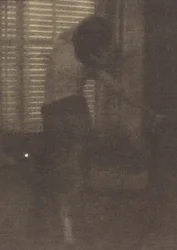 Modelka w nowojorskim studiu, ok. 1915 r. (zdjęcie)
