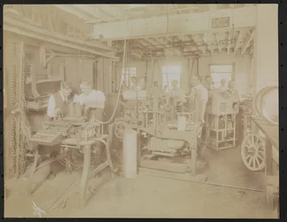 Laboratorium filmowe Dressler & Co. z pracującymi mężczyznami, Nowy Jork