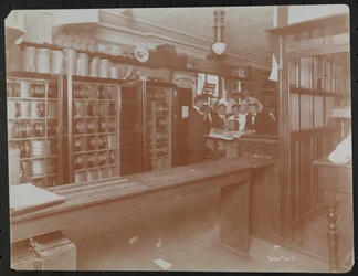 Powierzchnia handlowa w Empire Film Co (prawdopodobnie na Broadwayu i 55th Street) z pojemnikami z filmem, Nowy Jork