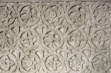 Fragment rzeźbionego parawanu, IX-X wiek (rzeźbiony kamień)