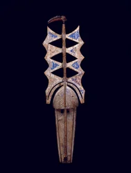 Maska Nwenka, XX wiek (drewno, pigment i metal)