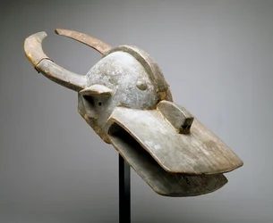 Maska na hełm krowy krzaka (Vara Society), Sudan Zachodni, Afryka Subsaharyjska, koniec XIX wieku (drewno, materia ofiarna, metal, gwoździe i skóra zwierzęca)