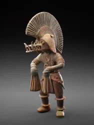 Tancerka w hełmie krokodyla, 300 BC-300 AD (ceramika ze śladami pigmentu polichromowanego)